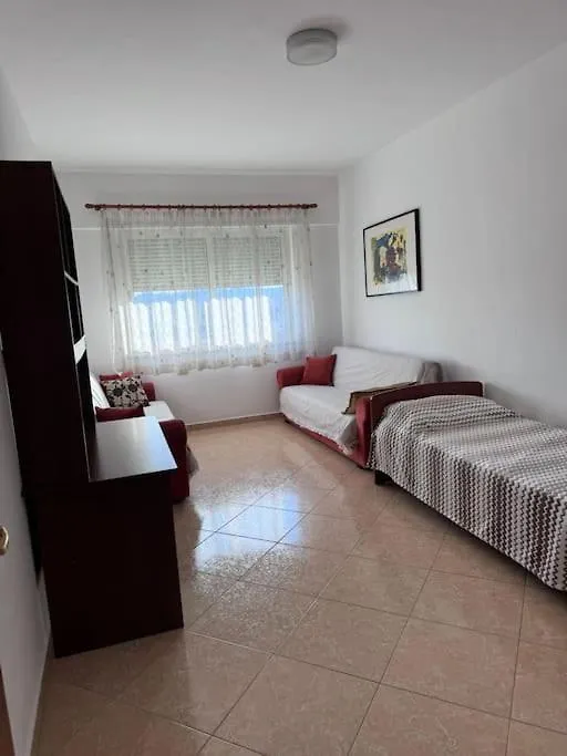 Spacious Urban Apartment In 地拉那